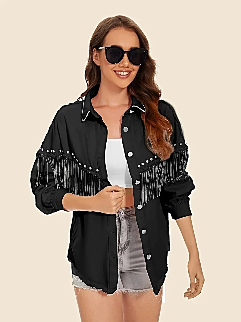 Stijlvol denim jack met franjes, rafelige zoom, knoopsluiting en zakken.