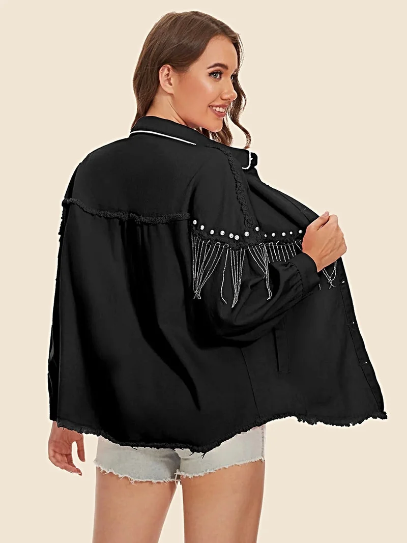 Stijlvol denim jack met franjes, rafelige zoom, knoopsluiting en zakken.