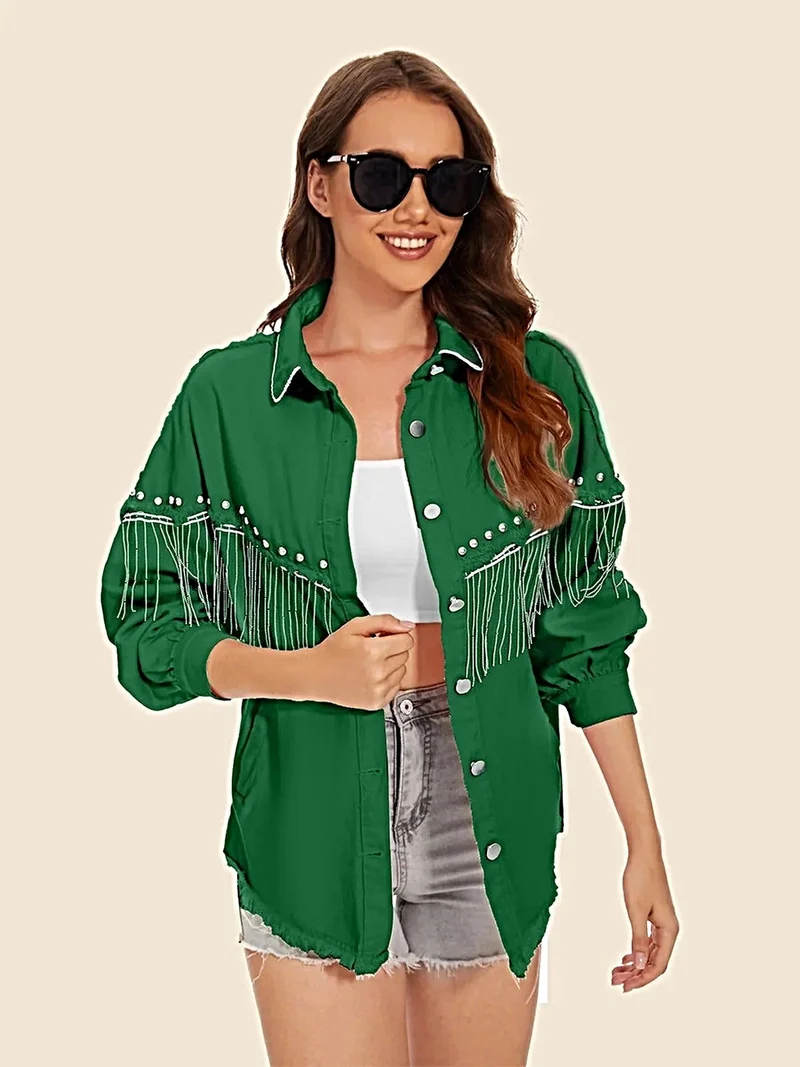 Stijlvol denim jack met franjes, rafelige zoom, knoopsluiting en zakken.