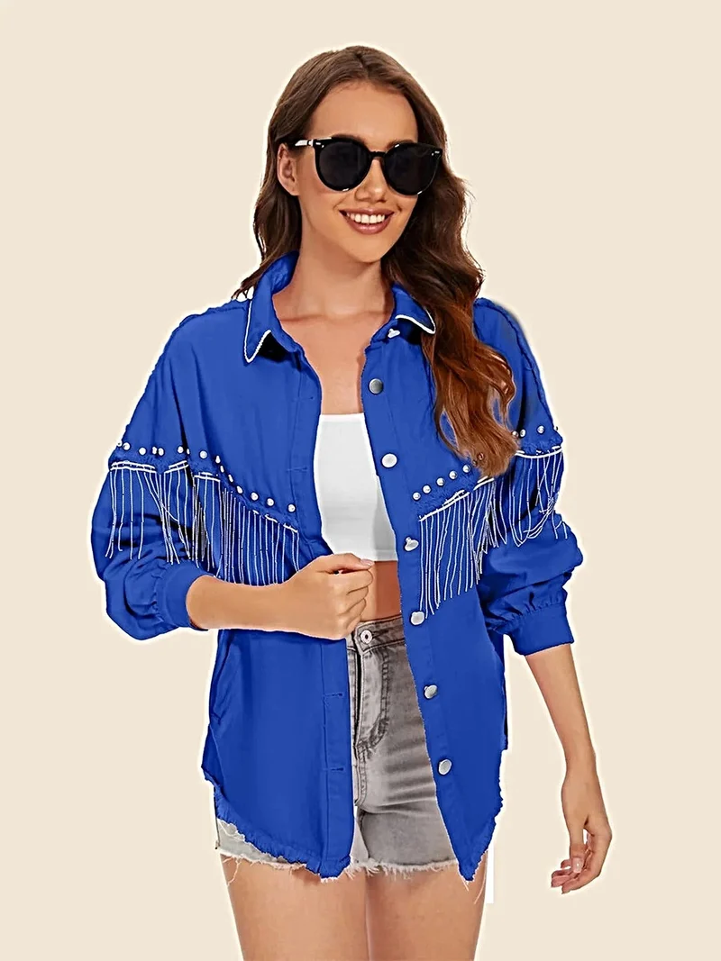 Stijlvol denim jack met franjes, rafelige zoom, knoopsluiting en zakken.