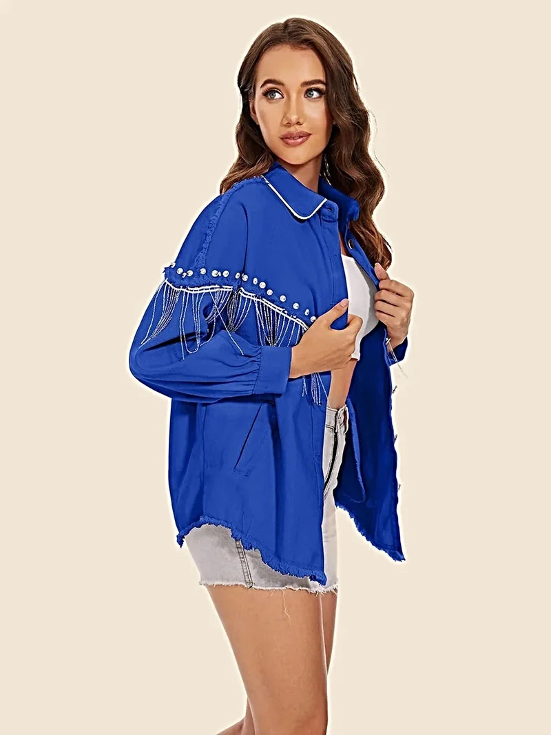 Stijlvol denim jack met franjes, rafelige zoom, knoopsluiting en zakken.