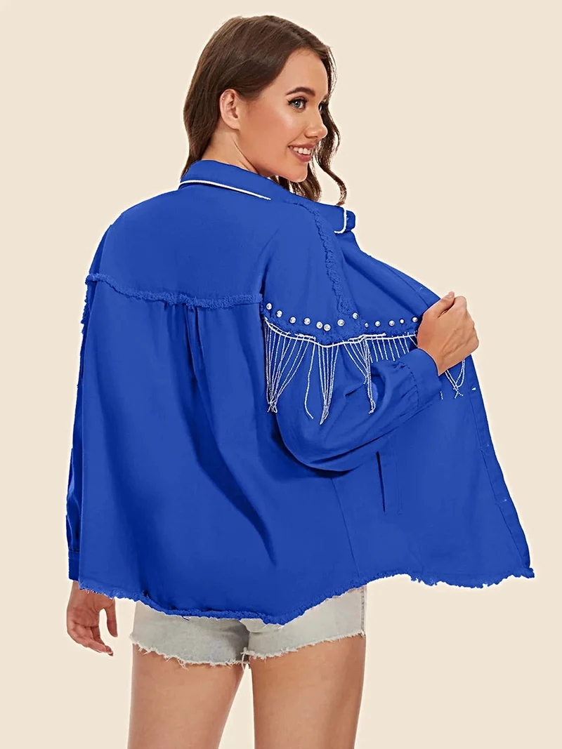 Stijlvol denim jack met franjes, rafelige zoom, knoopsluiting en zakken.