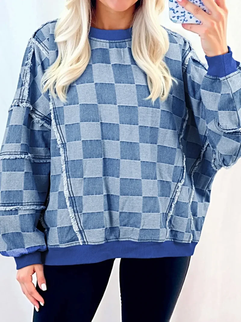 Luxe oversized denim overhemd met ruitpatroon, onafgewerkte details en franjes.