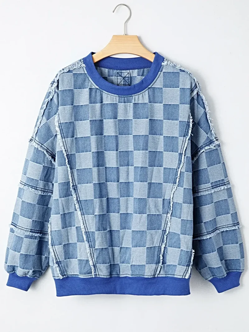 Luxe oversized denim overhemd met ruitpatroon, onafgewerkte details en franjes.