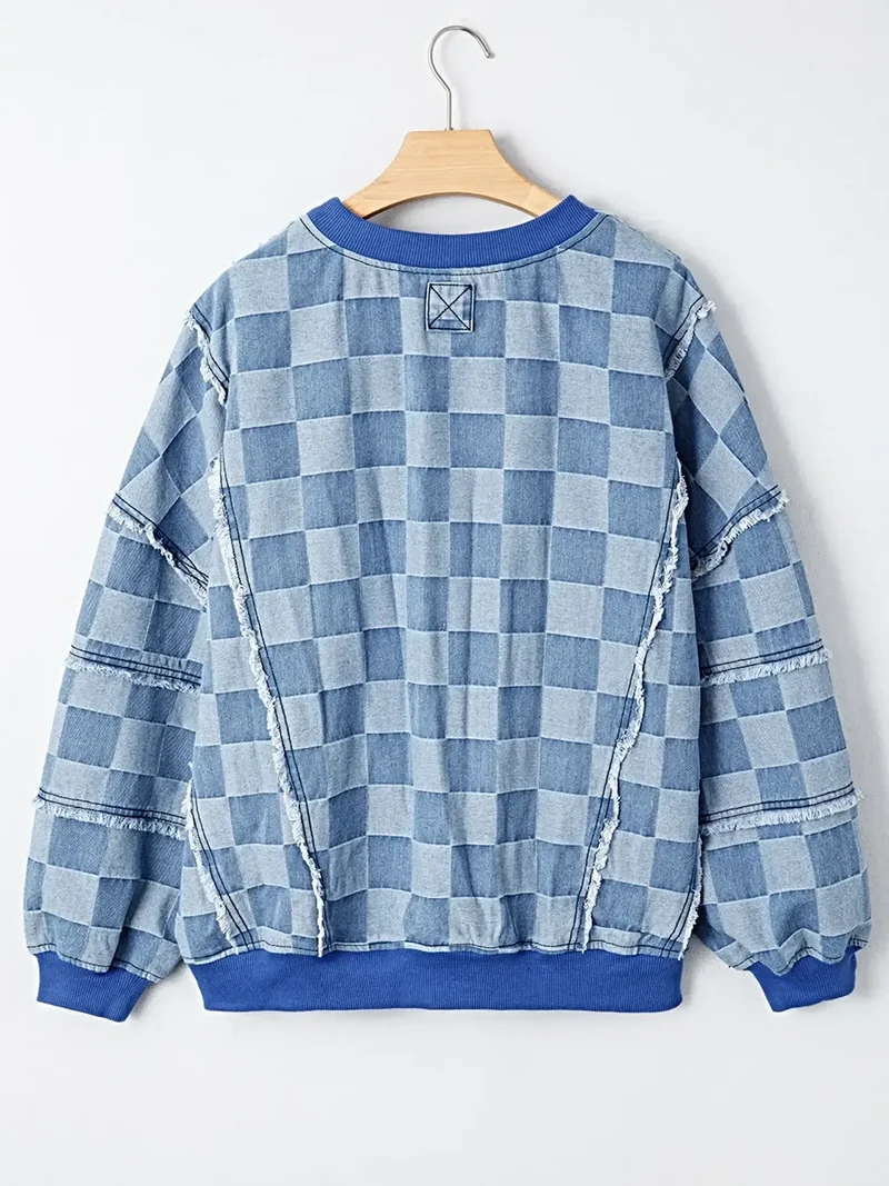 Luxe oversized denim overhemd met ruitpatroon, onafgewerkte details en franjes.
