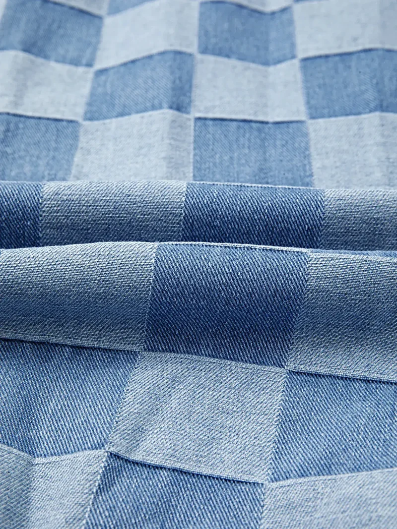 Luxe oversized denim overhemd met ruitpatroon, onafgewerkte details en franjes.