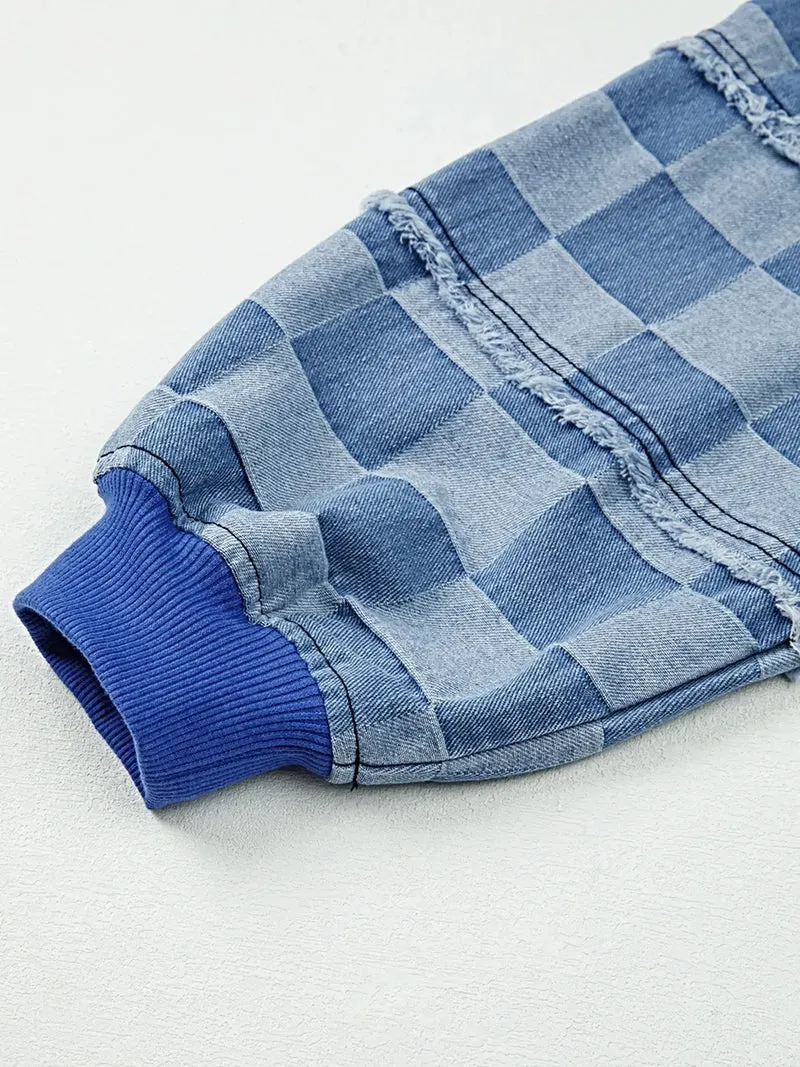 Luxe oversized denim overhemd met ruitpatroon, onafgewerkte details en franjes.
