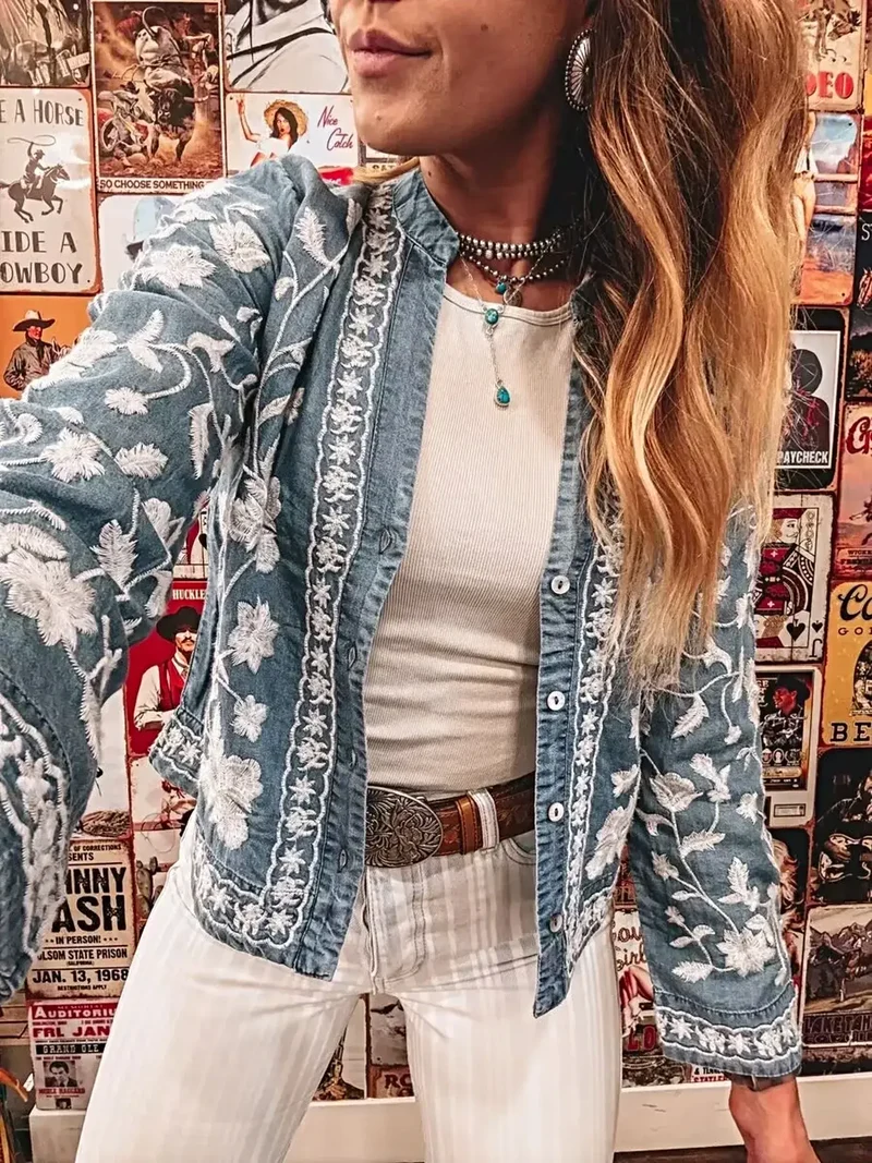 Elegant overhemd met bloemenborduurwerk - Klassieke denim top met knoopsluiting en tijdloos design.