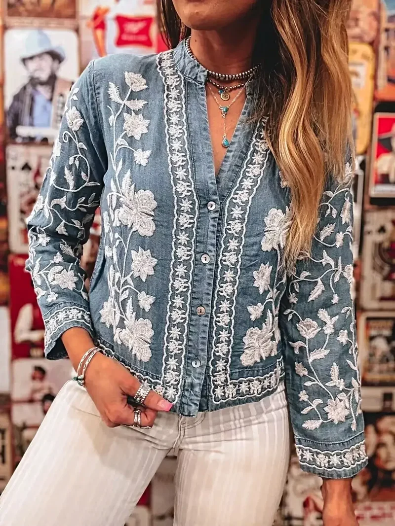 Elegant overhemd met bloemenborduurwerk - Klassieke denim top met knoopsluiting en tijdloos design.