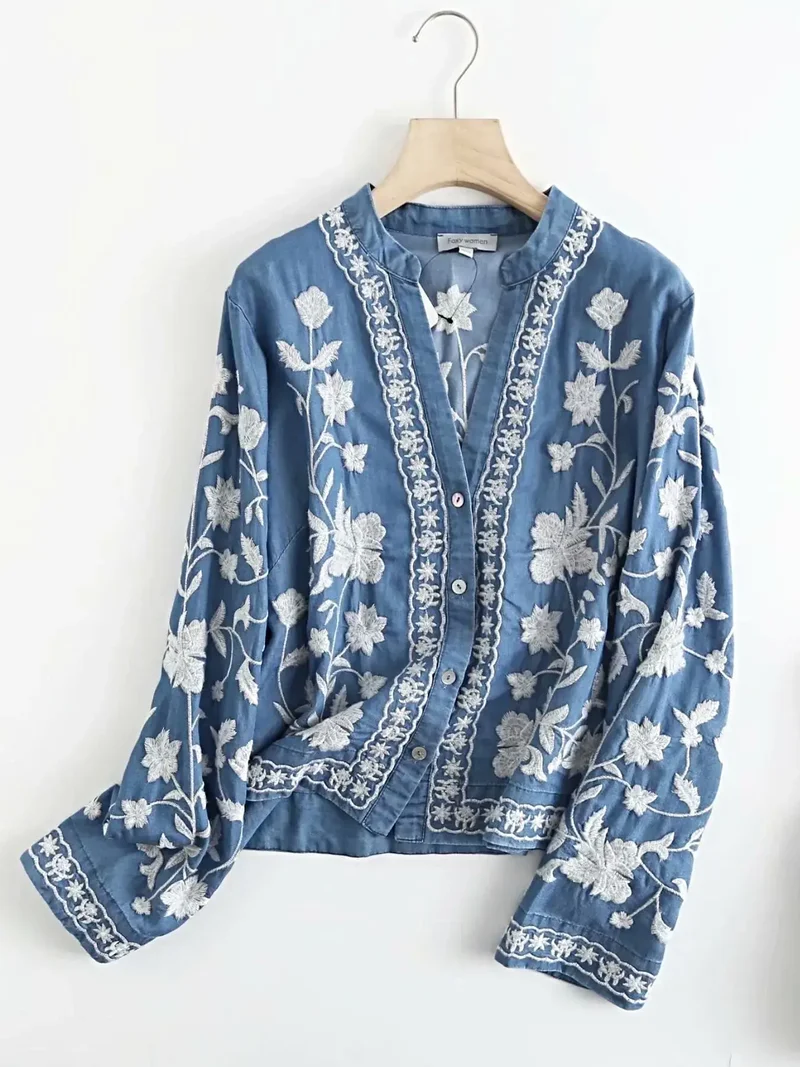 Elegant overhemd met bloemenborduurwerk - Klassieke denim top met knoopsluiting en tijdloos design.