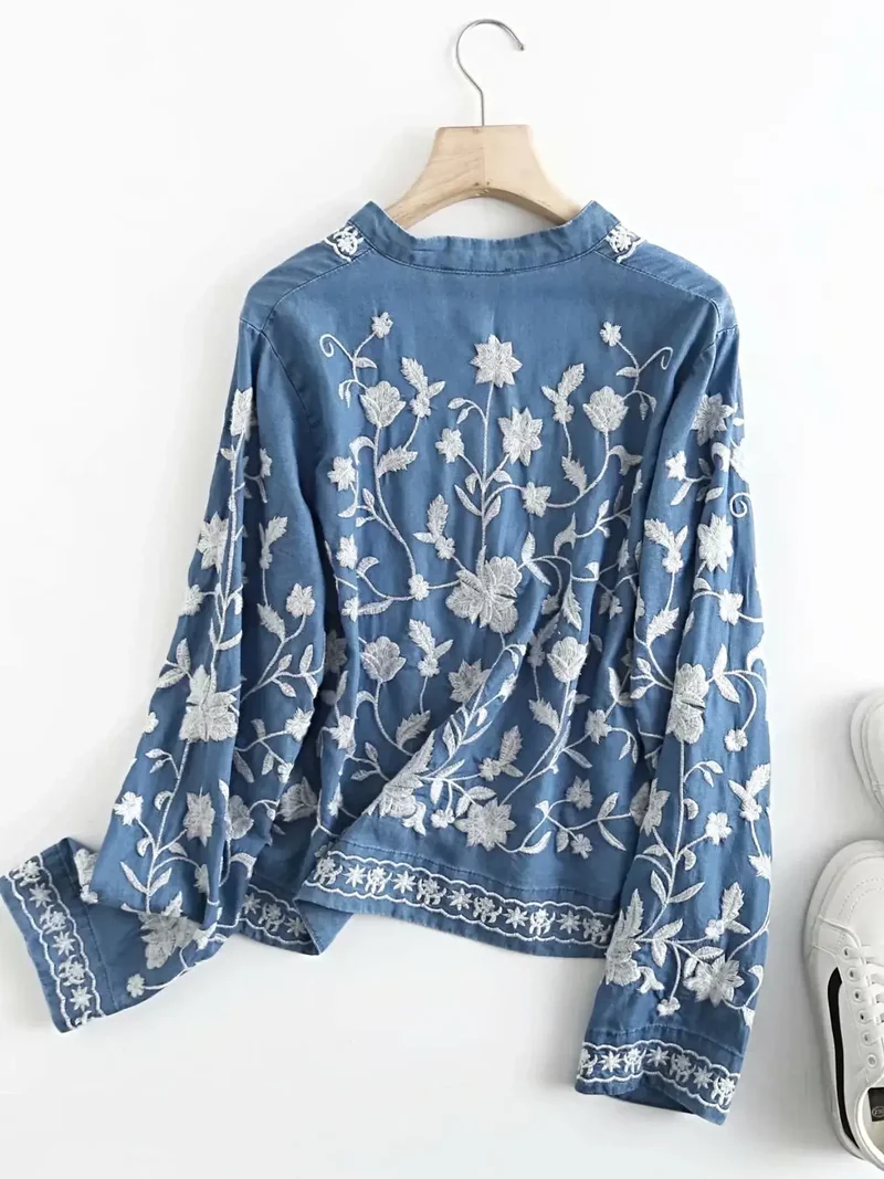 Elegant overhemd met bloemenborduurwerk - Klassieke denim top met knoopsluiting en tijdloos design.