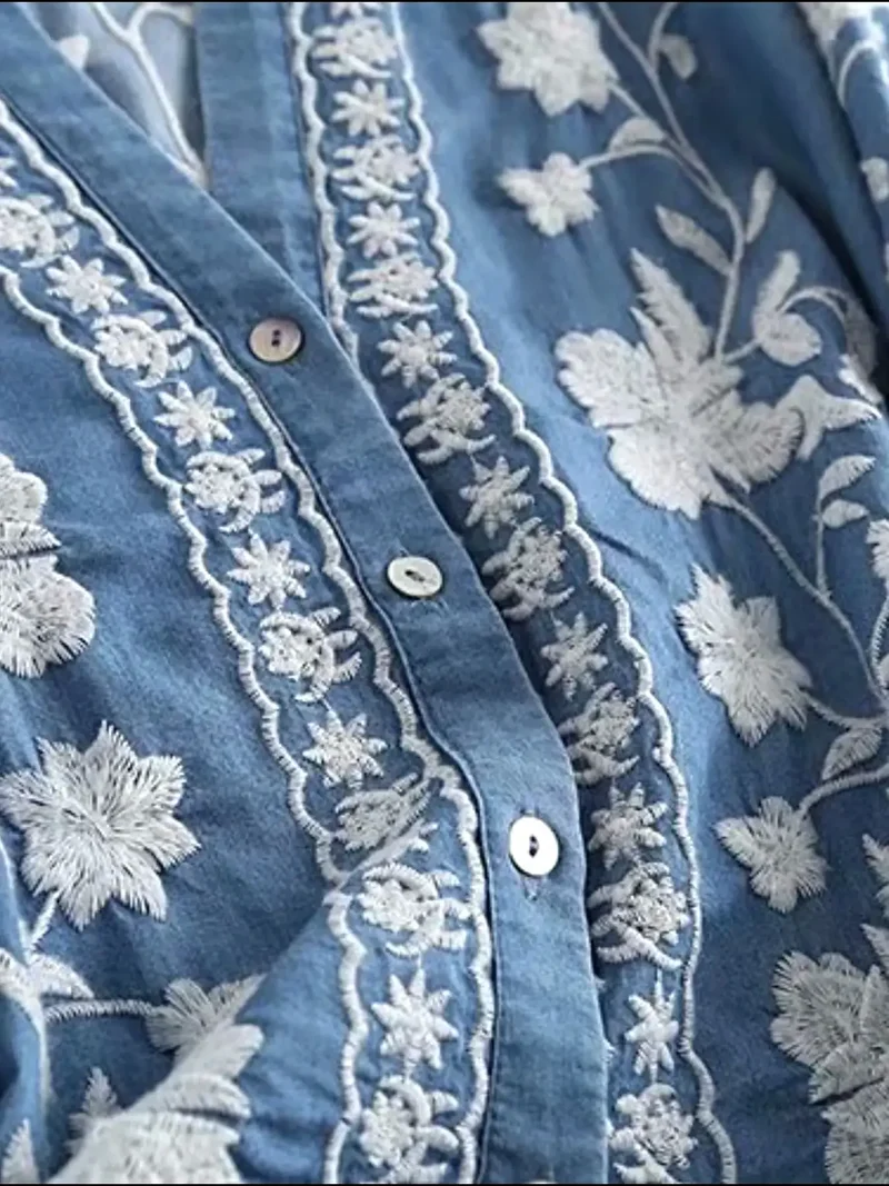Elegant overhemd met bloemenborduurwerk - Klassieke denim top met knoopsluiting en tijdloos design.
