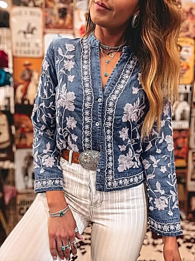 Elegant overhemd met bloemenborduurwerk - Klassieke denim top met knoopsluiting en tijdloos design.