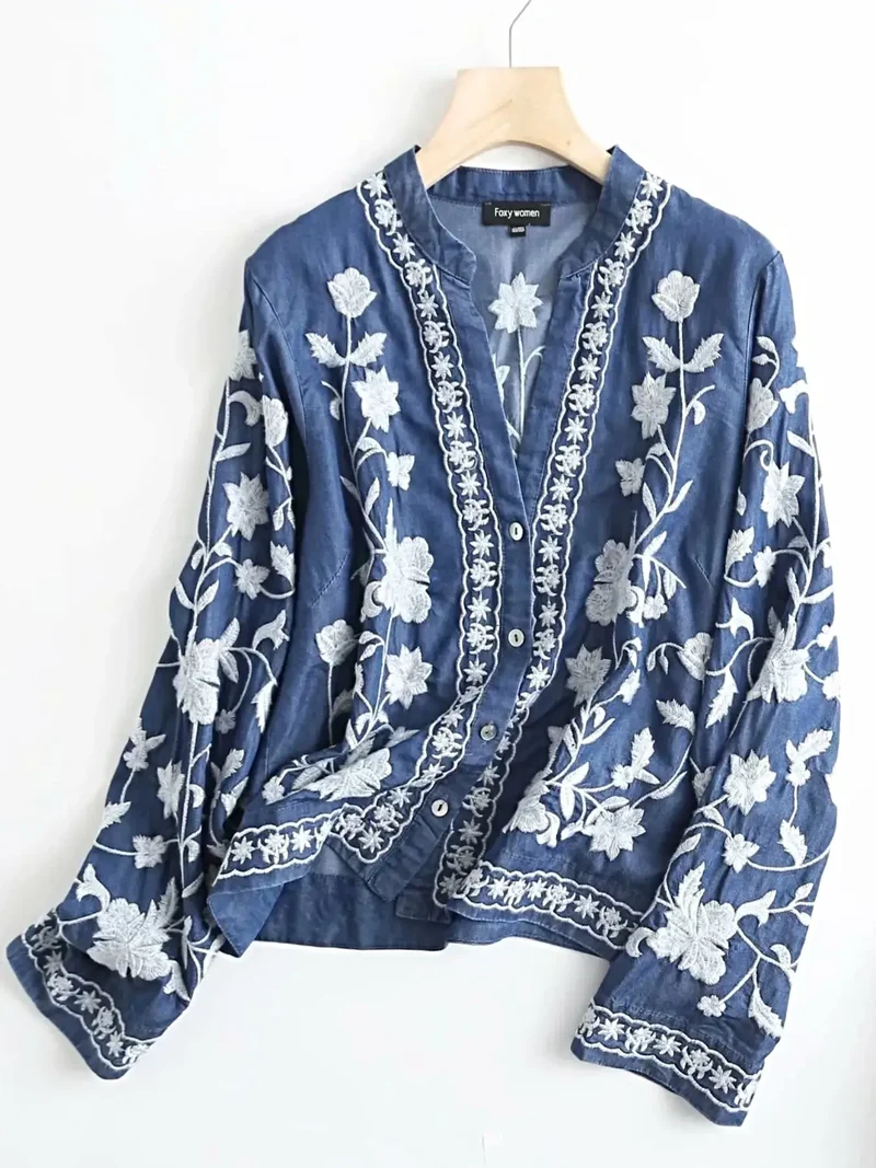 Elegant overhemd met bloemenborduurwerk - Klassieke denim top met knoopsluiting en tijdloos design.