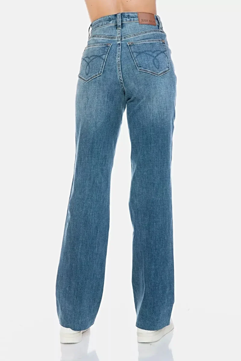 Judy Blue corrigerende jeans voor dames - hoge taille, onafgewerkte zoom, rechte pasvorm, stijlvol en comfortabel.