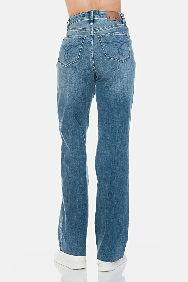 Judy Blue corrigerende jeans voor dames - hoge taille, onafgewerkte zoom, rechte pasvorm, stijlvol en comfortabel.