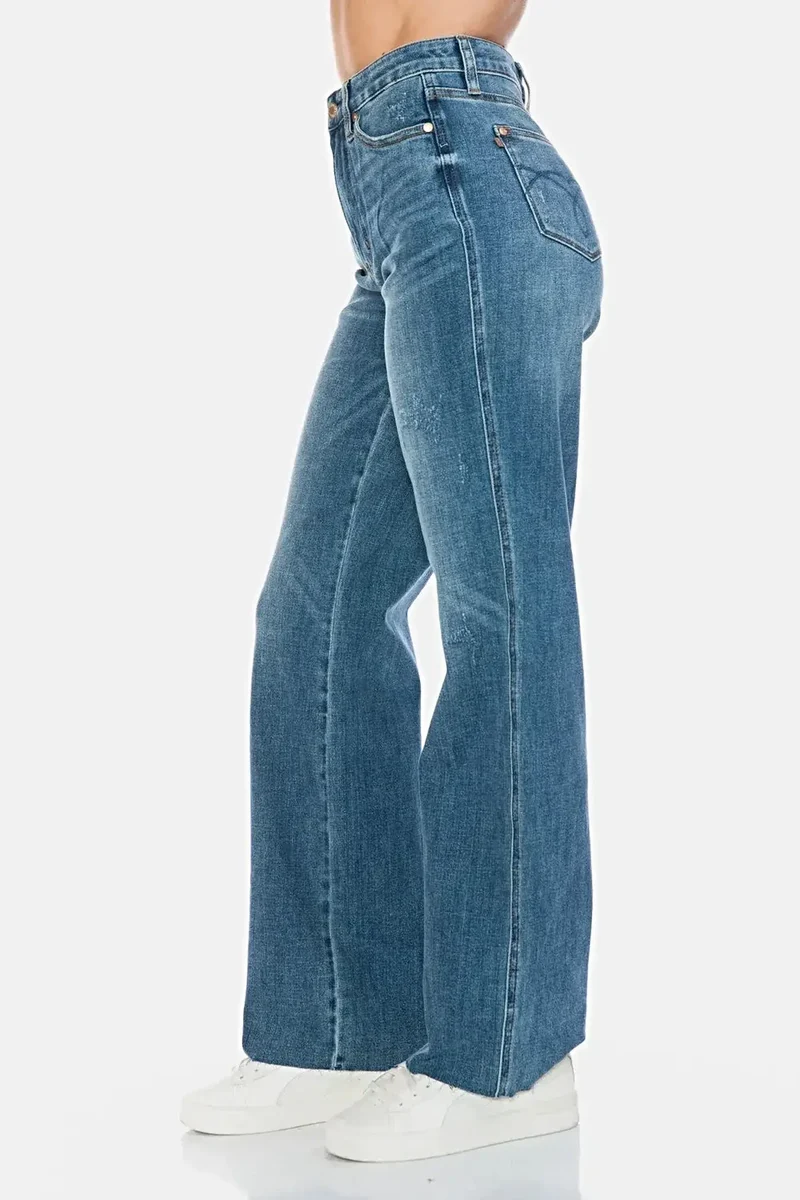 Judy Blue corrigerende jeans voor dames - hoge taille, onafgewerkte zoom, rechte pasvorm, stijlvol en comfortabel.