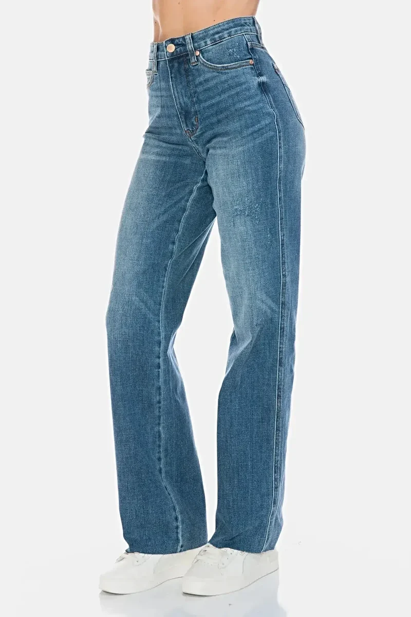 Judy Blue corrigerende jeans voor dames - hoge taille, onafgewerkte zoom, rechte pasvorm, stijlvol en comfortabel.