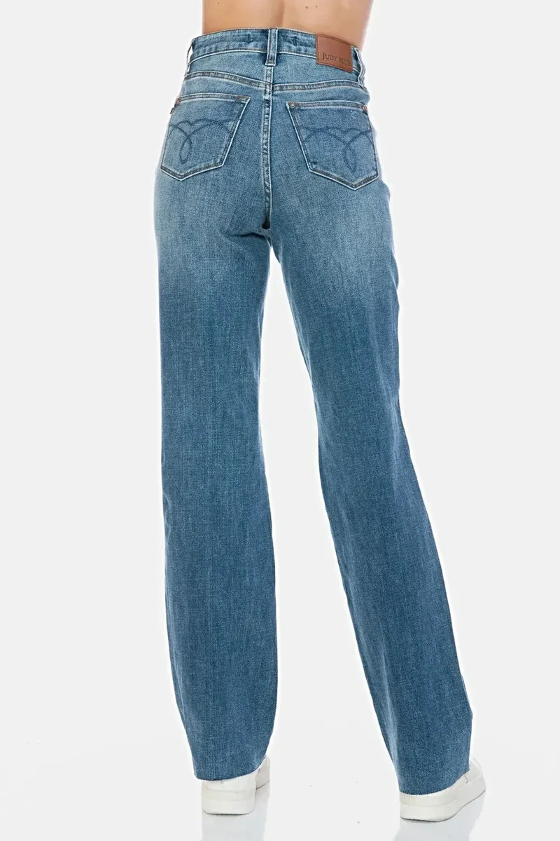 Judy Blue corrigerende jeans voor dames - hoge taille, onafgewerkte zoom, rechte pasvorm, stijlvol en comfortabel.