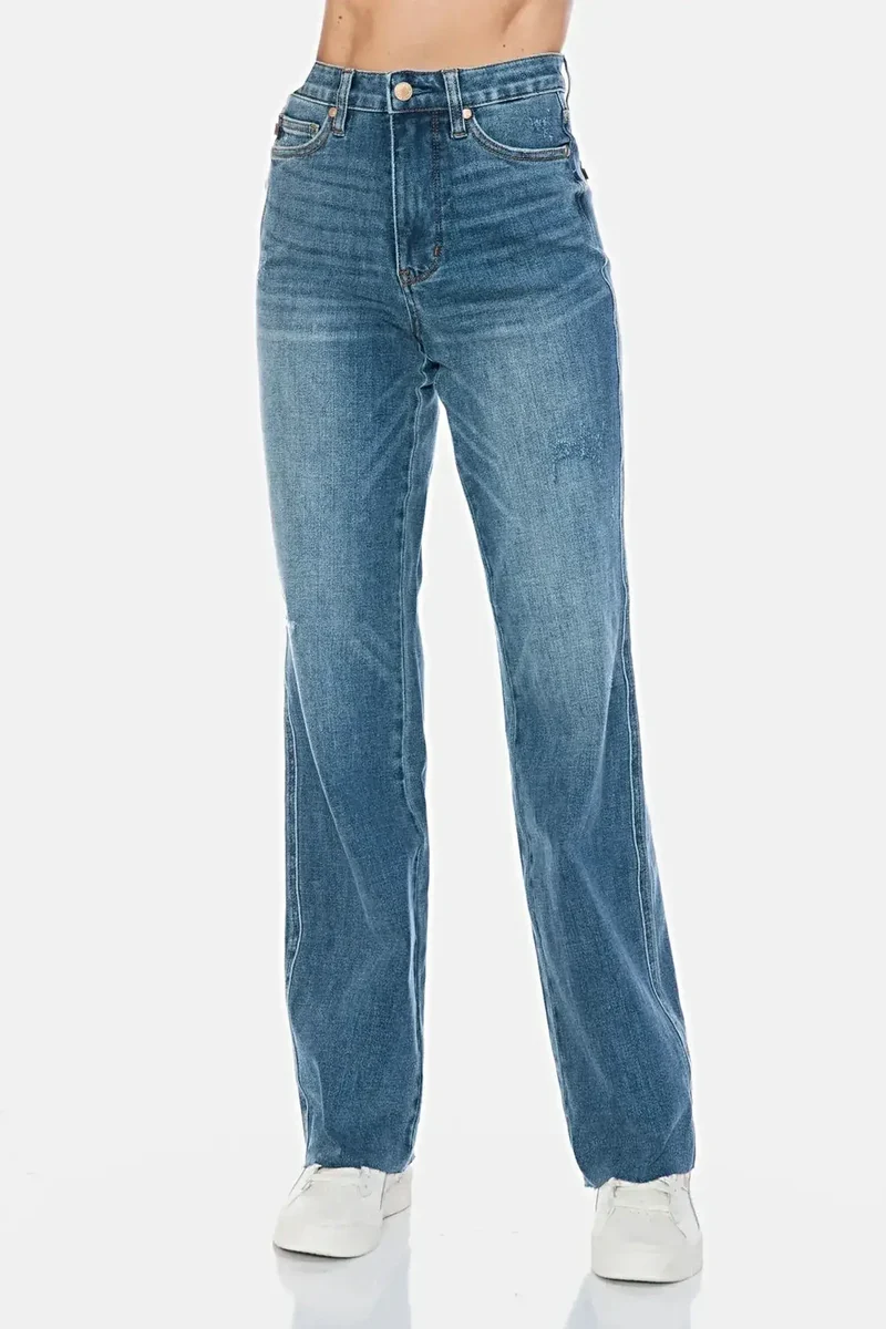 Judy Blue corrigerende jeans voor dames - hoge taille, onafgewerkte zoom, rechte pasvorm, stijlvol en comfortabel.