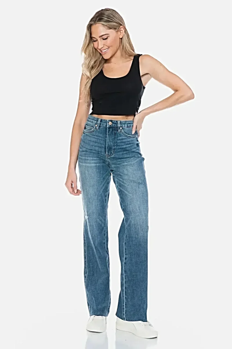 Judy Blue corrigerende jeans voor dames - hoge taille, onafgewerkte zoom, rechte pasvorm, stijlvol en comfortabel.
