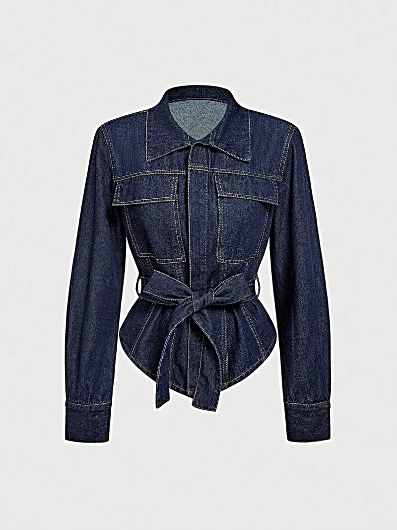 Luxe denimjas met strikceintuur, lange mouwen, knoopsluiting en zakken in klassiek blauw.