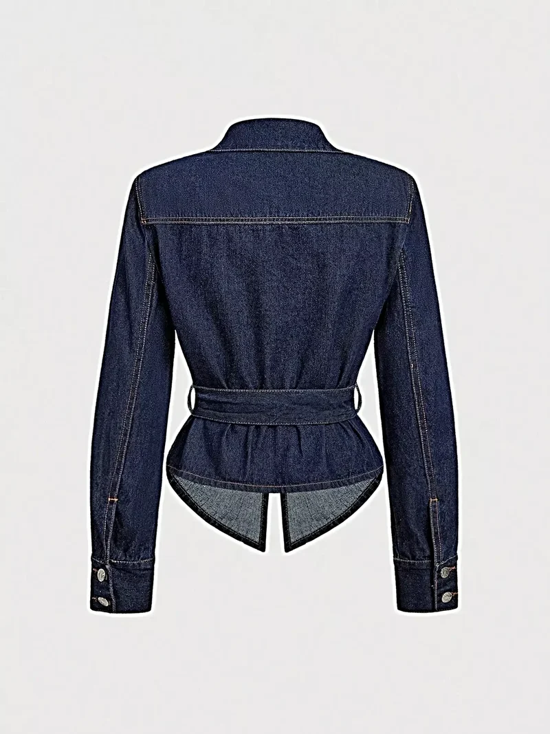 Luxe denimjas met strikceintuur, lange mouwen, knoopsluiting en zakken in klassiek blauw.