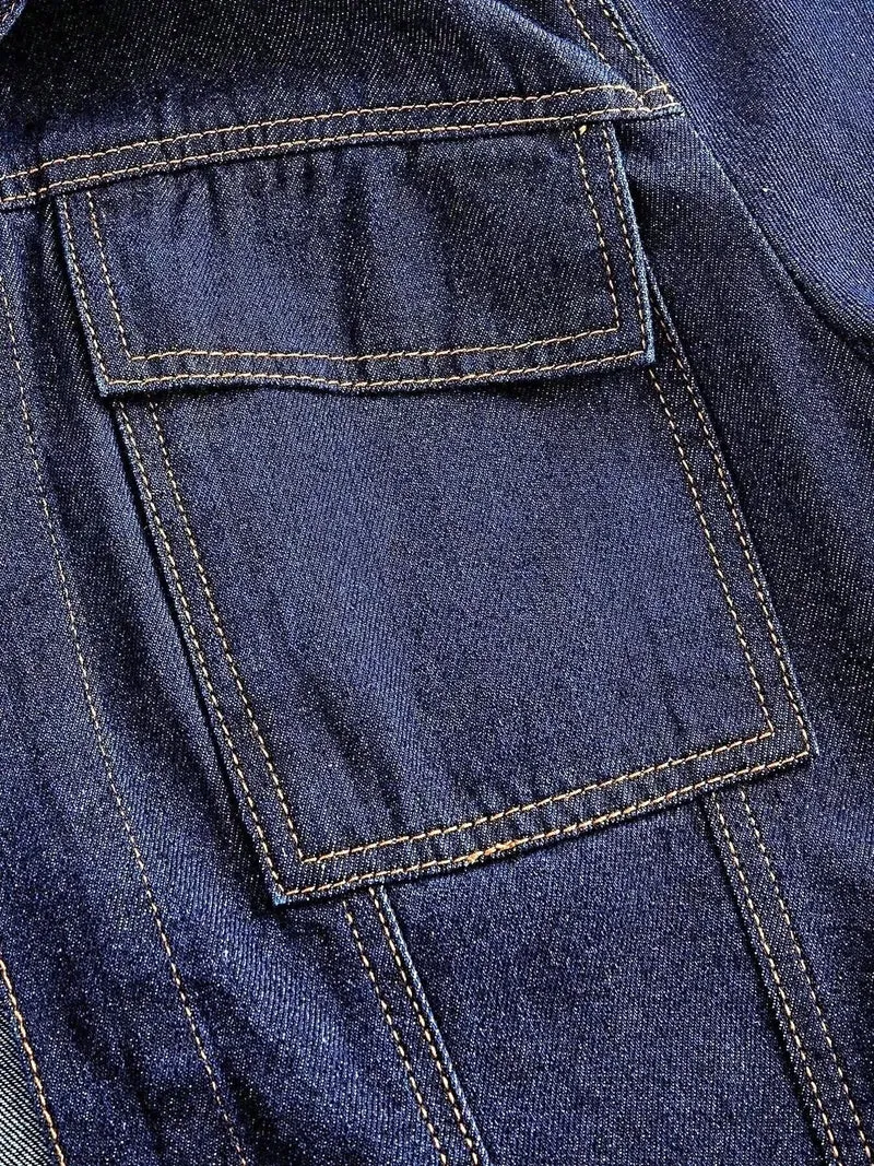 Luxe denimjas met strikceintuur, lange mouwen, knoopsluiting en zakken in klassiek blauw.
