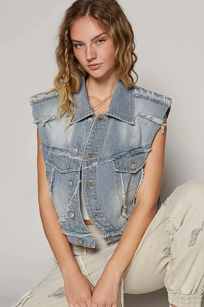 Asymmetrisch denimvest met rafelige zoom en verwassen details van Trendsi