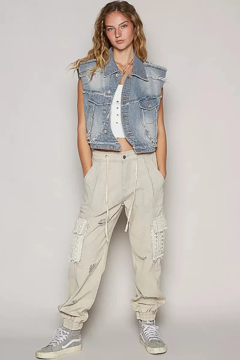 Asymmetrisch denimvest met rafelige zoom en verwassen details van Trendsi