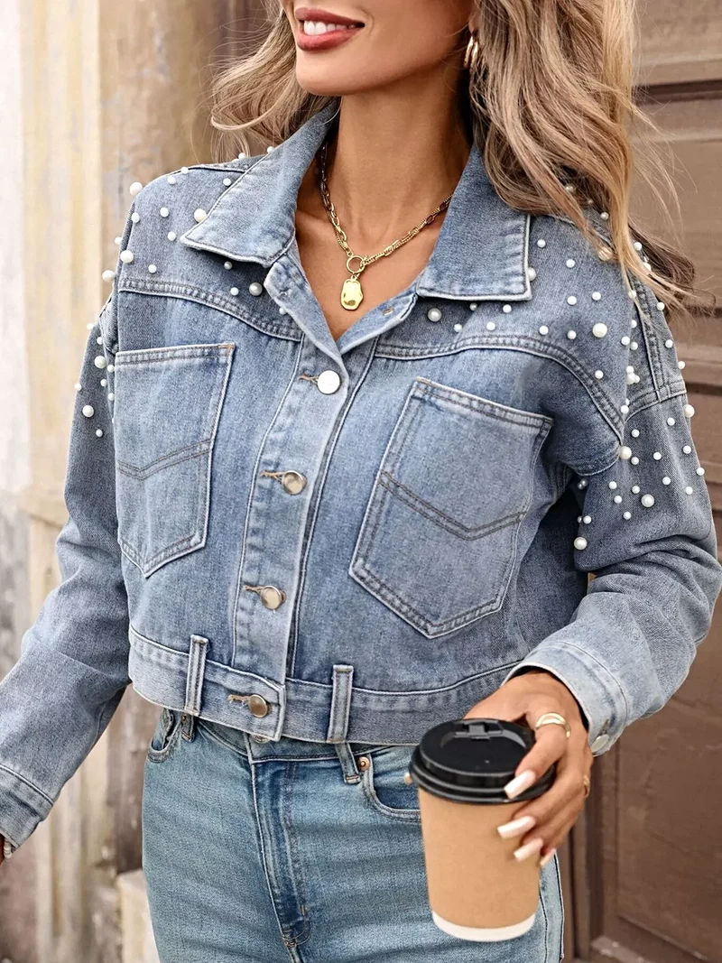 Jasje met parelversiering - Korte denim jas met studs, stijlvol en chic