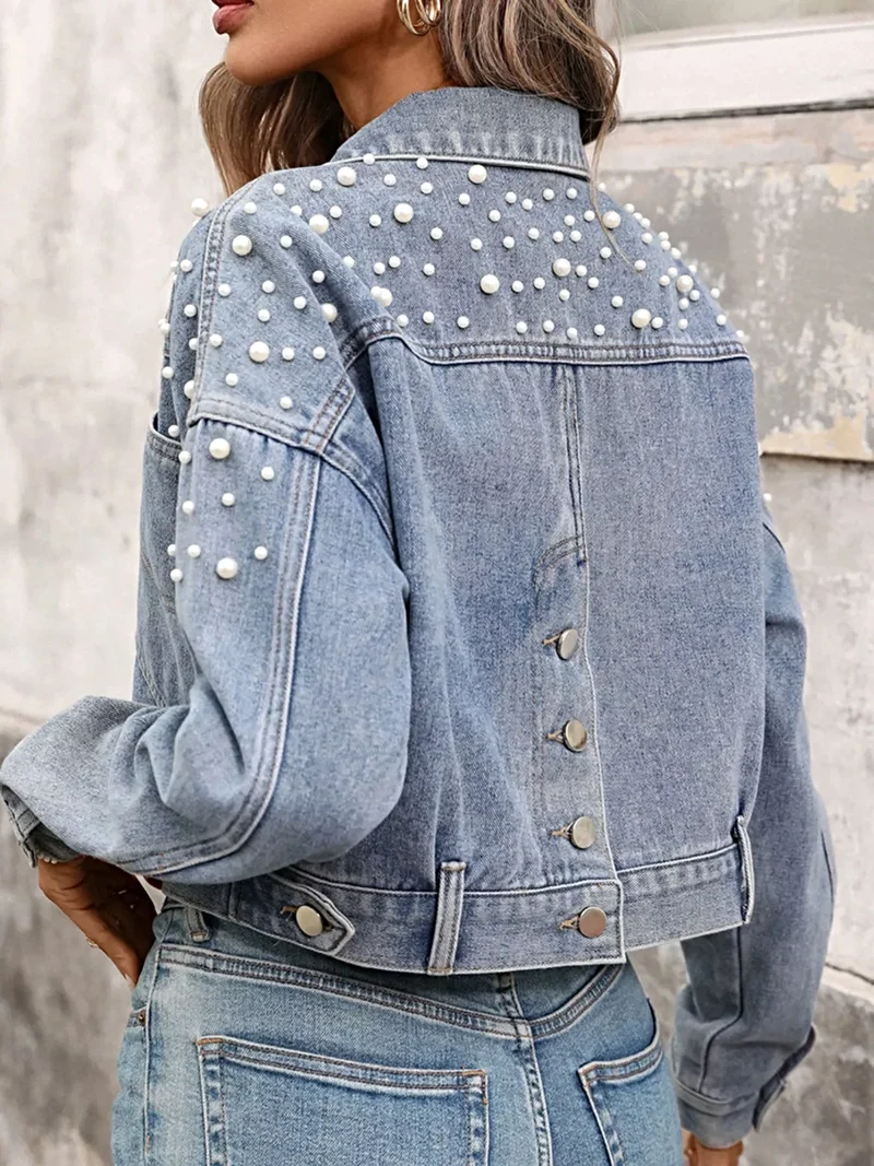 Jasje met parelversiering - Korte denim jas met studs, stijlvol en chic