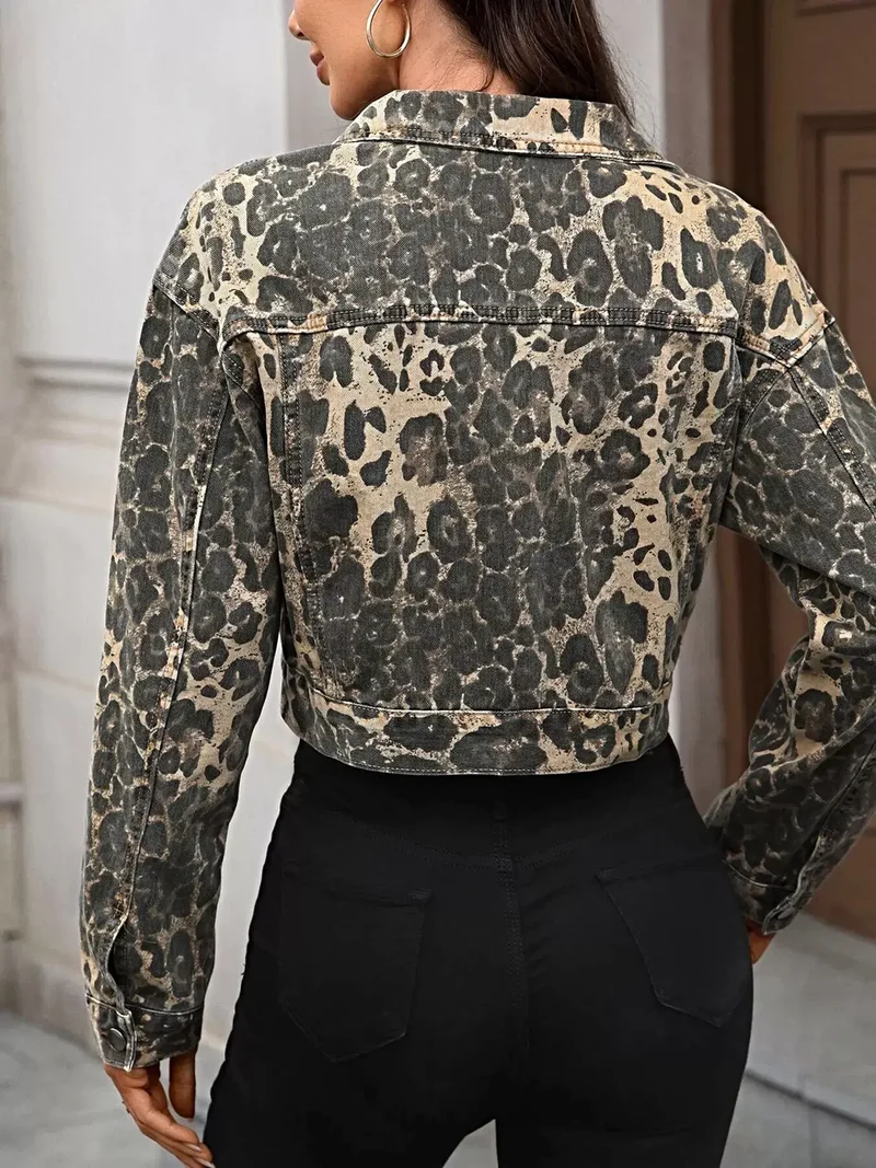 Stijlvol jack met luipaardprint - cropped denim met knoopsluiting en zakken.