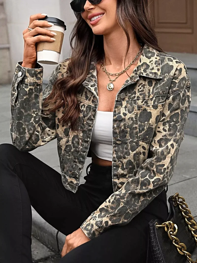 Stijlvol jack met luipaardprint - cropped denim met knoopsluiting en zakken.