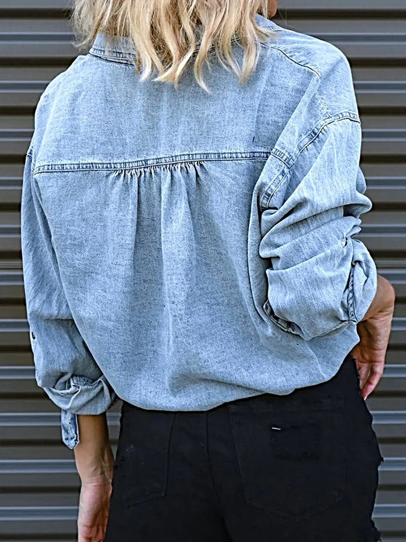 Chique denim top met strikdetail en zakje met knoopsluiting, gemaakt van een geïmporteerde katoen-polyester mix.