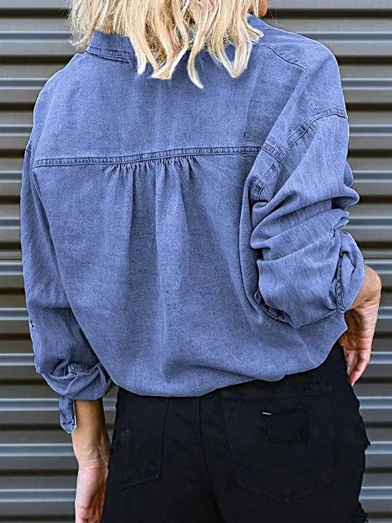Chique denim top met strikdetail en zakje met knoopsluiting, gemaakt van een geïmporteerde katoen-polyester mix.