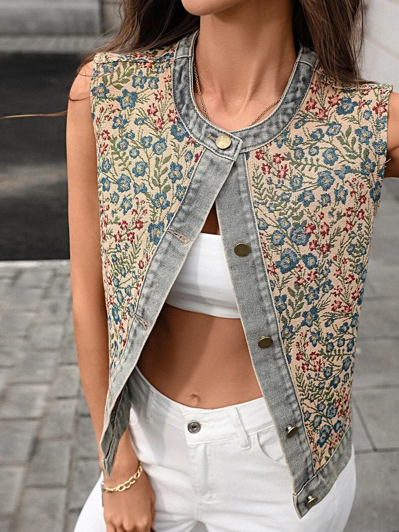 Top met bloemenborduurwerk - Stijlvol mouwloos denim shirt met knoopdetails voor een elegante look.