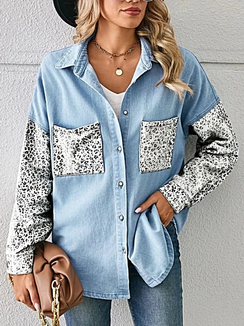 Stijlvol denim overhemd met luipaardprint, knoopsluiting en zak - perfect voor een casual, elegante look.