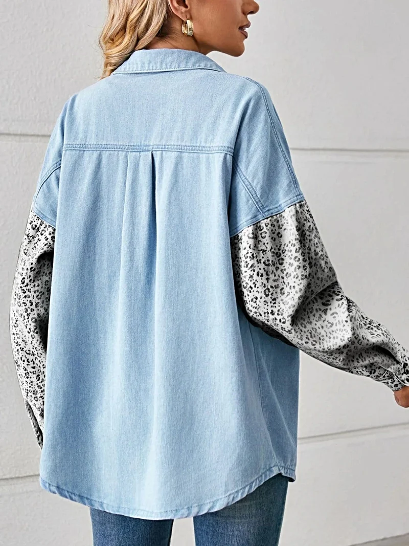 Stijlvol denim overhemd met luipaardprint, knoopsluiting en zak - perfect voor een casual, elegante look.