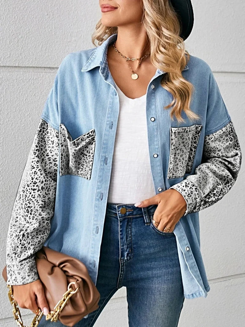 Stijlvol denim overhemd met luipaardprint, knoopsluiting en zak - perfect voor een casual, elegante look.