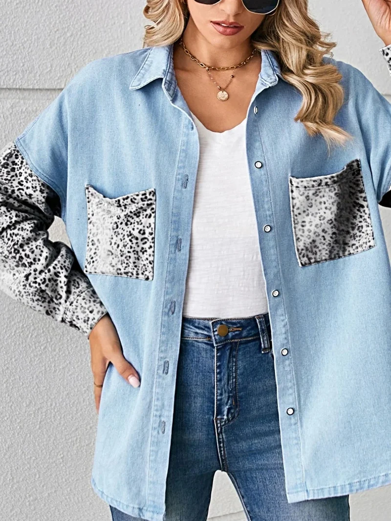 Stijlvol denim overhemd met luipaardprint, knoopsluiting en zak - perfect voor een casual, elegante look.