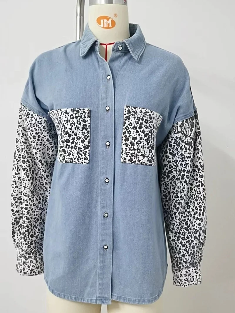 Stijlvol denim overhemd met luipaardprint, knoopsluiting en zak - perfect voor een casual, elegante look.