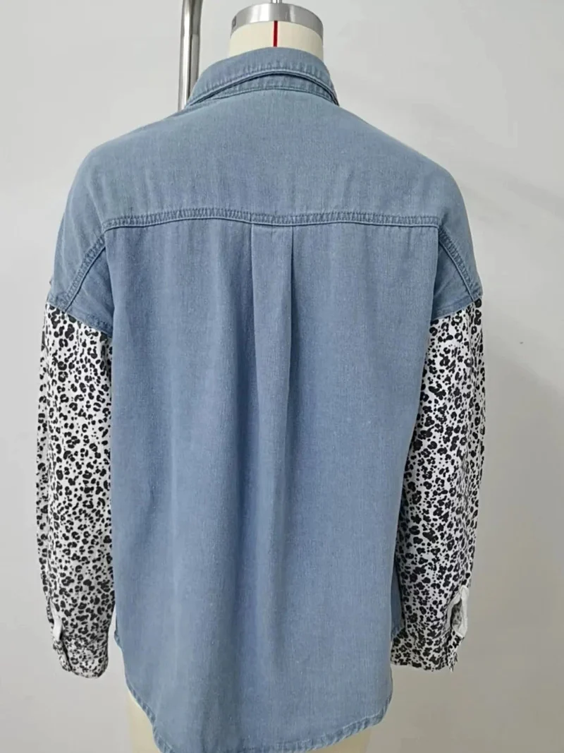 Stijlvol denim overhemd met luipaardprint, knoopsluiting en zak - perfect voor een casual, elegante look.