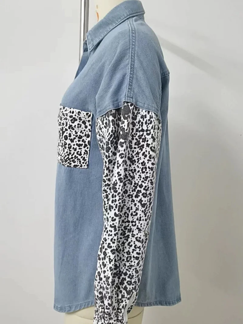 Stijlvol denim overhemd met luipaardprint, knoopsluiting en zak - perfect voor een casual, elegante look.
