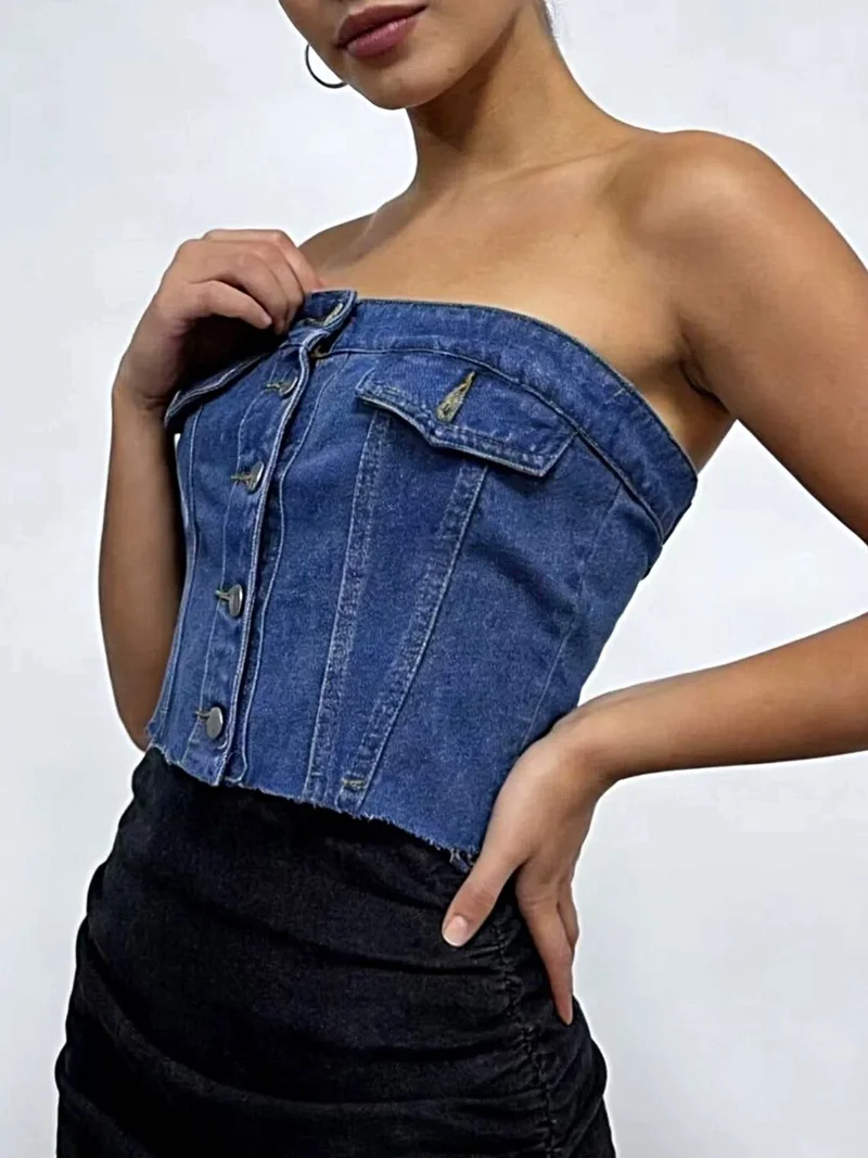 Chique denim tube top met knoopsluiting aan de voorkant, rafelige zoom en zakken - 85% katoen, 15% polyester