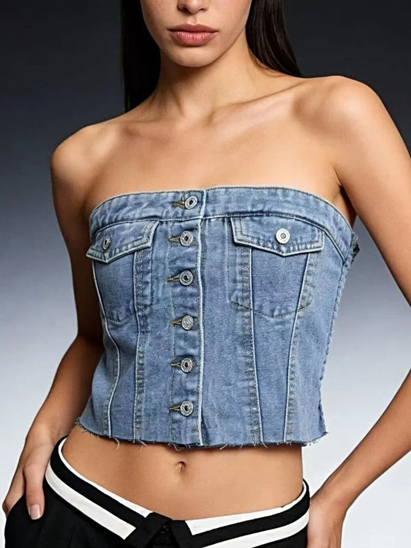 Elegante strapless denim top met knoopsluiting aan de voorkant, zakje en onafgewerkte zoom - een onmisbaar item voor de zomer.