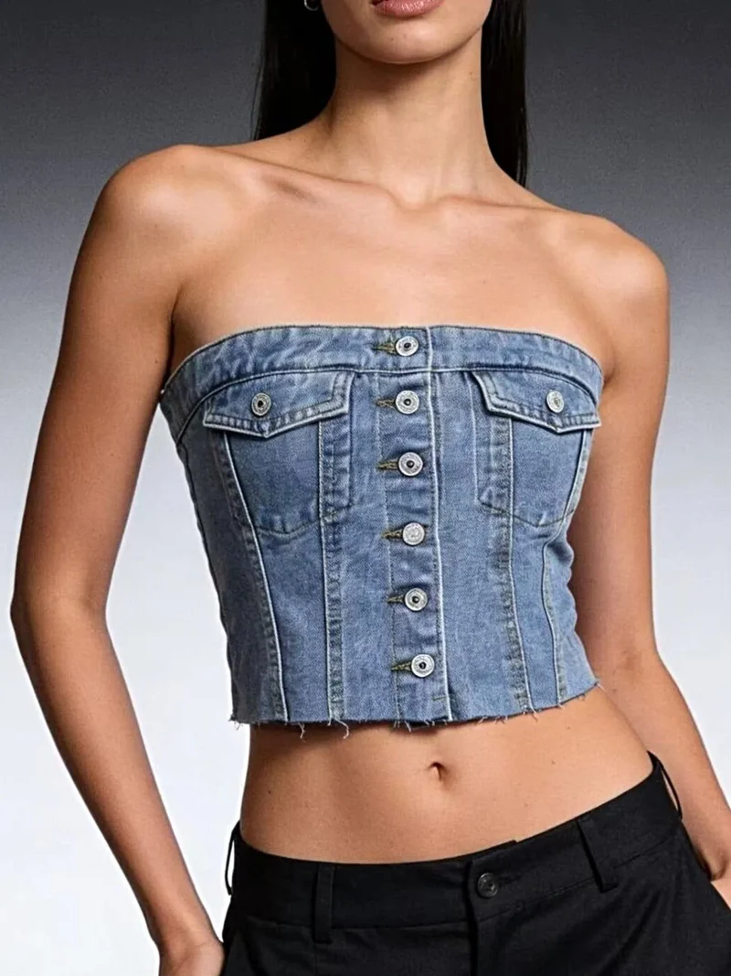 Elegante strapless denim top met knoopsluiting aan de voorkant, zakje en onafgewerkte zoom - een onmisbaar item voor de zomer.