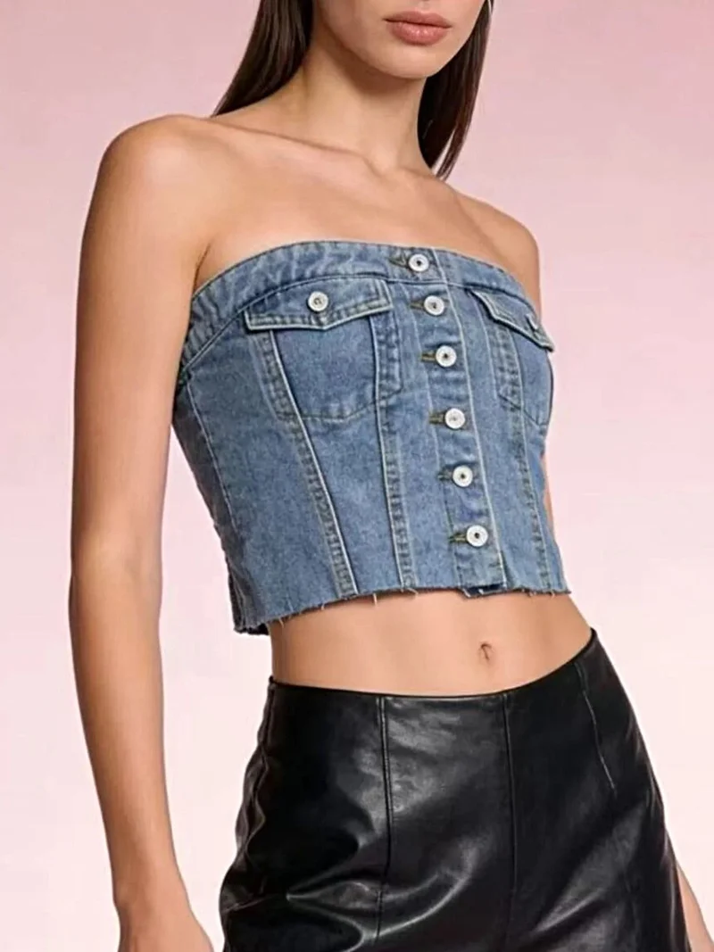 Elegante strapless denim top met knoopsluiting aan de voorkant, zakje en onafgewerkte zoom - een onmisbaar item voor de zomer.