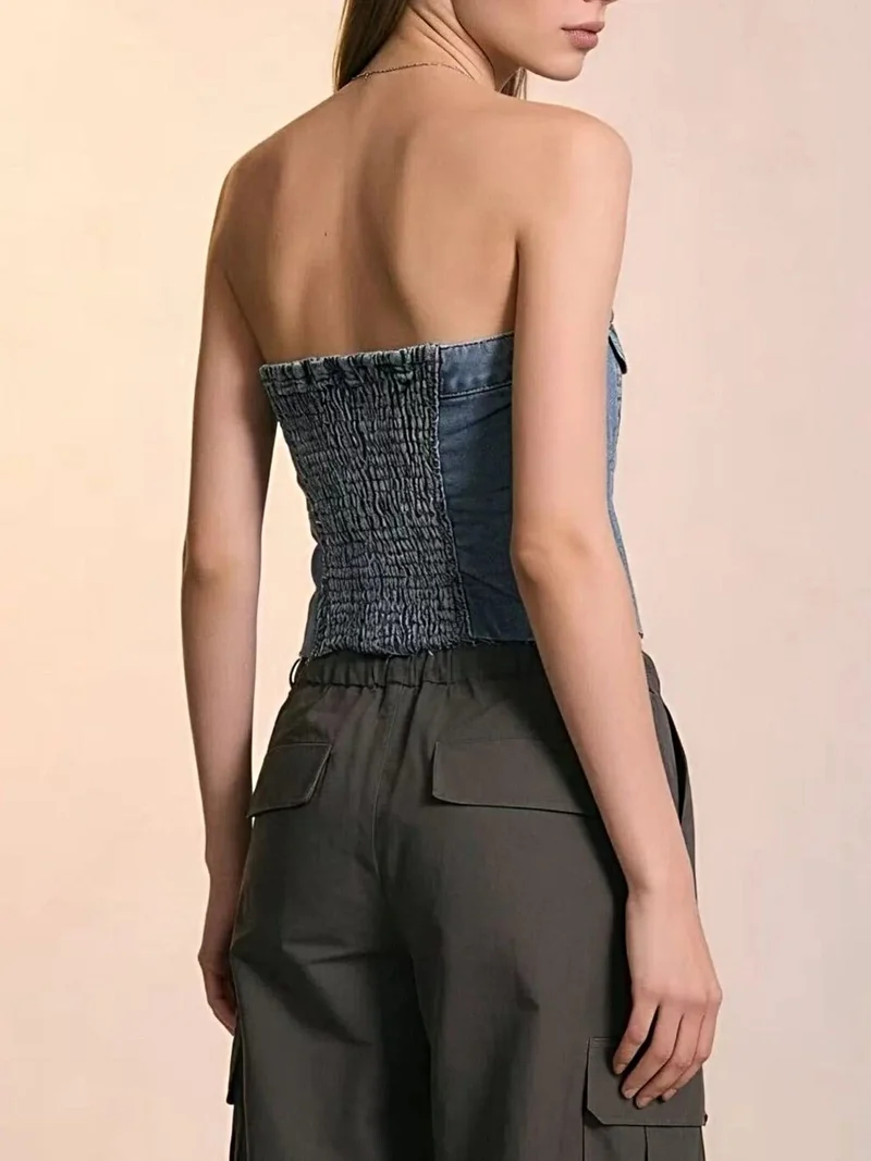 Elegante strapless denim top met knoopsluiting aan de voorkant, zakje en onafgewerkte zoom - een onmisbaar item voor de zomer.