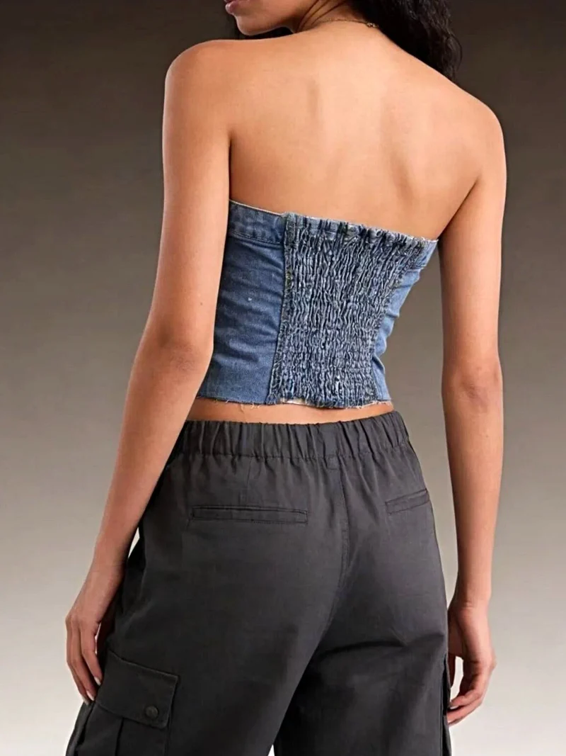 Elegante strapless denim top met knoopsluiting aan de voorkant, zakje en onafgewerkte zoom - een onmisbaar item voor de zomer.